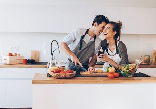 Paar Kochen Kueche 01