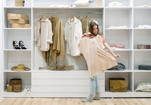 Frau Kleiderschrank Kleid