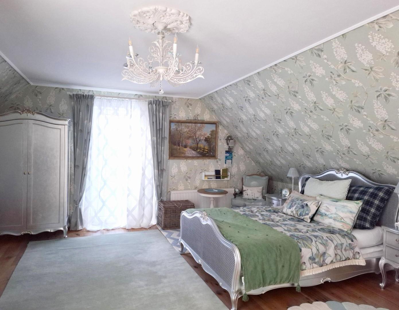 grosses, helles Schlafzimmer