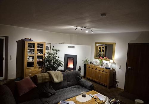 Wohnzimmer mit Kamin