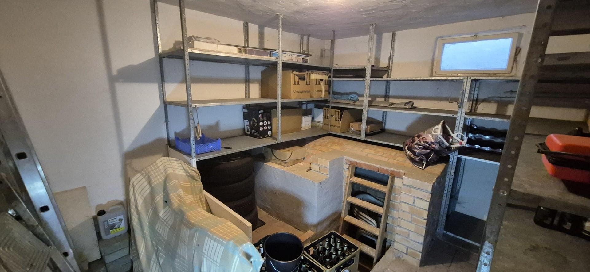 Kellerraum mit Kartoffelkeller