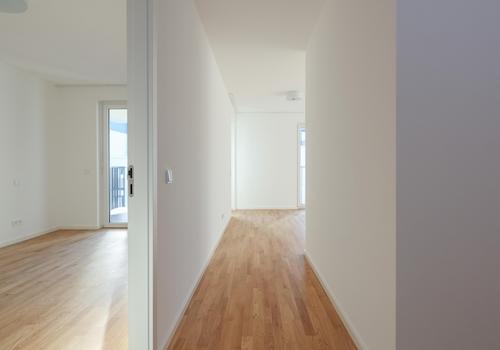 Blick in Flur und Schlafzimmer