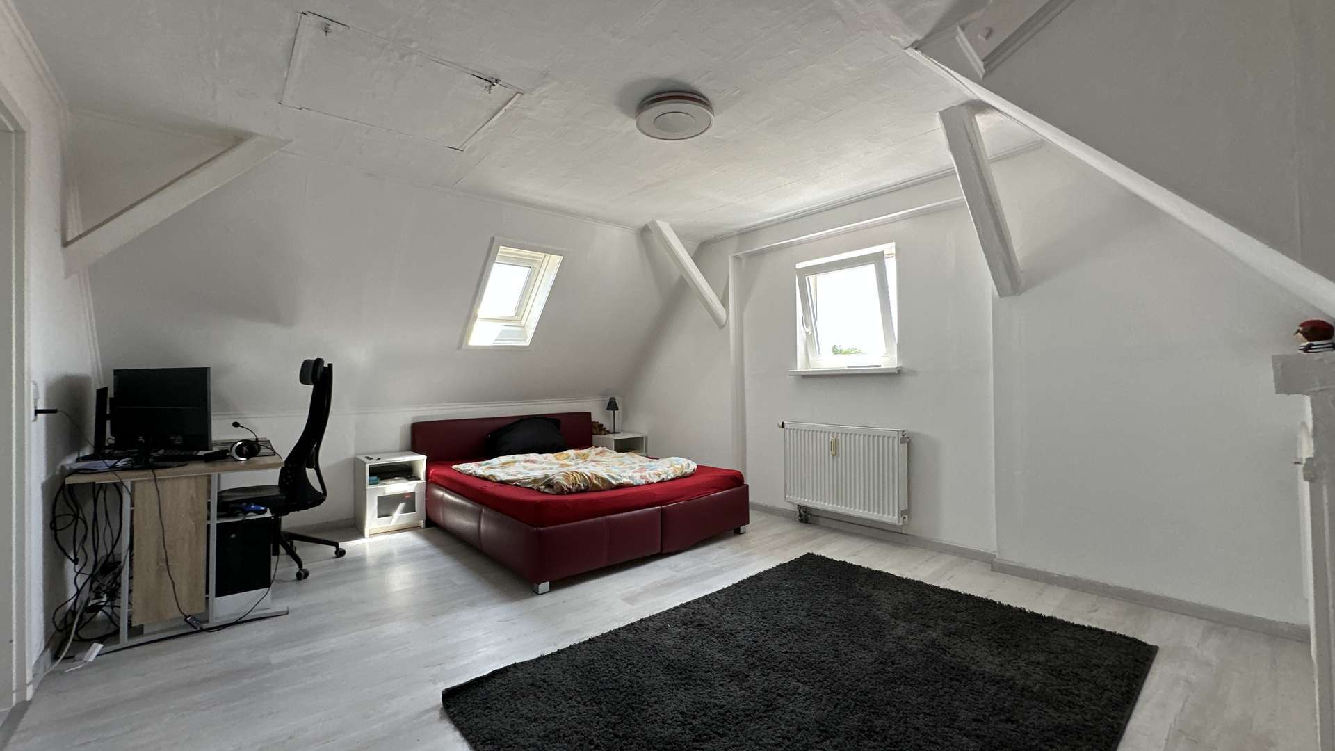 Schlafzimmer (DG)