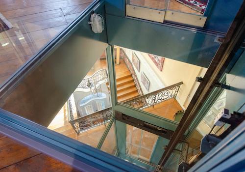 Villa Fahrstuhl Treppenhaus 