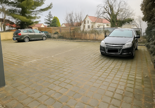 Pkw-Stellplätze im Hof