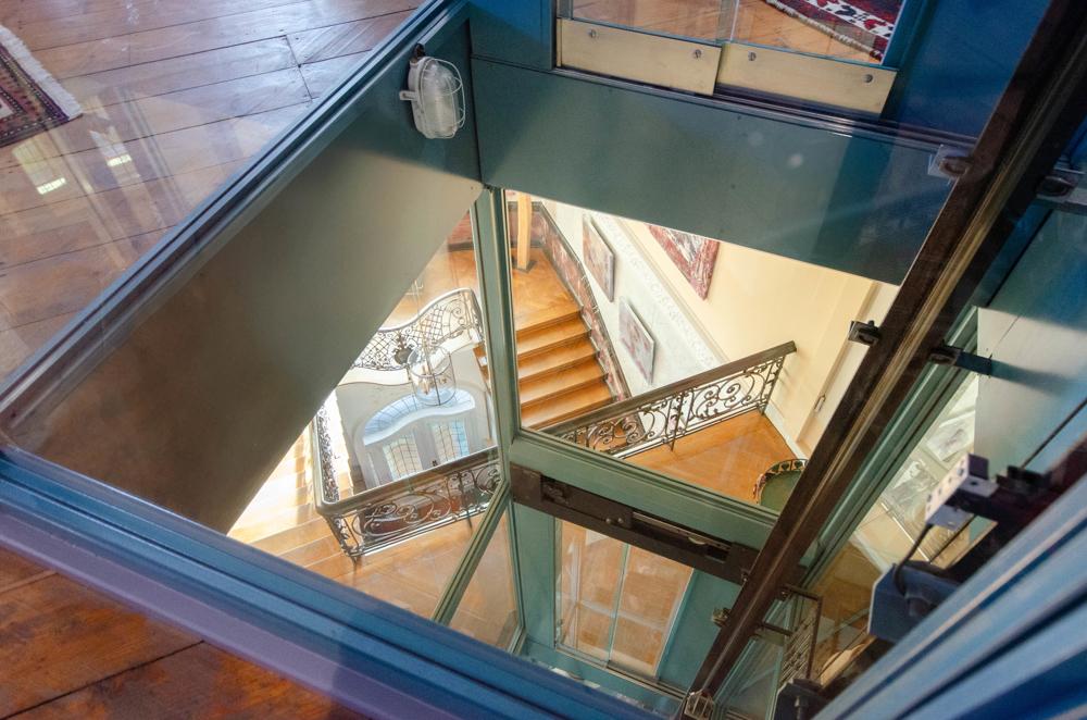 Villa Fahrstuhl Treppenhaus 