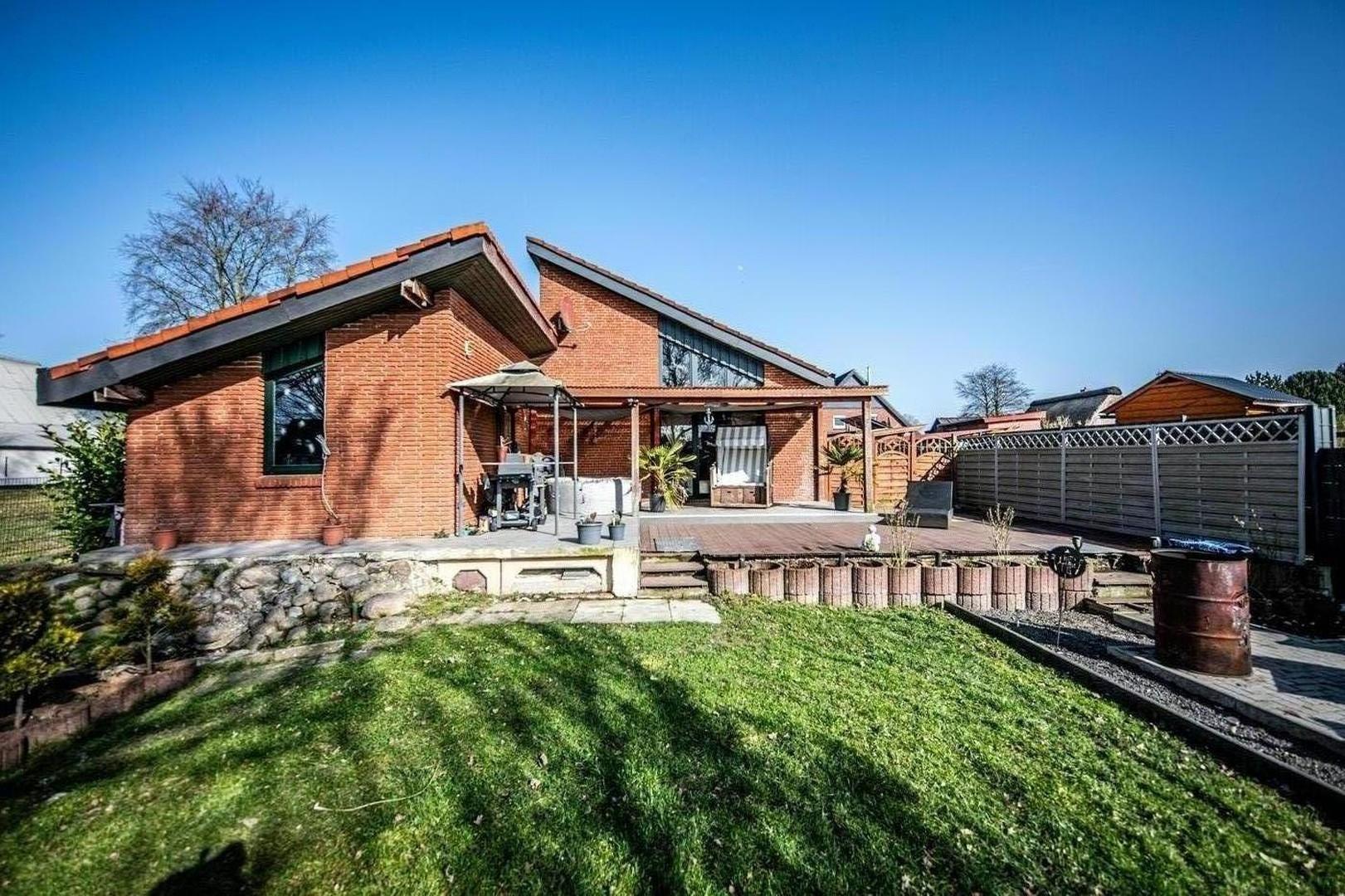 Südwestseite mit Garten