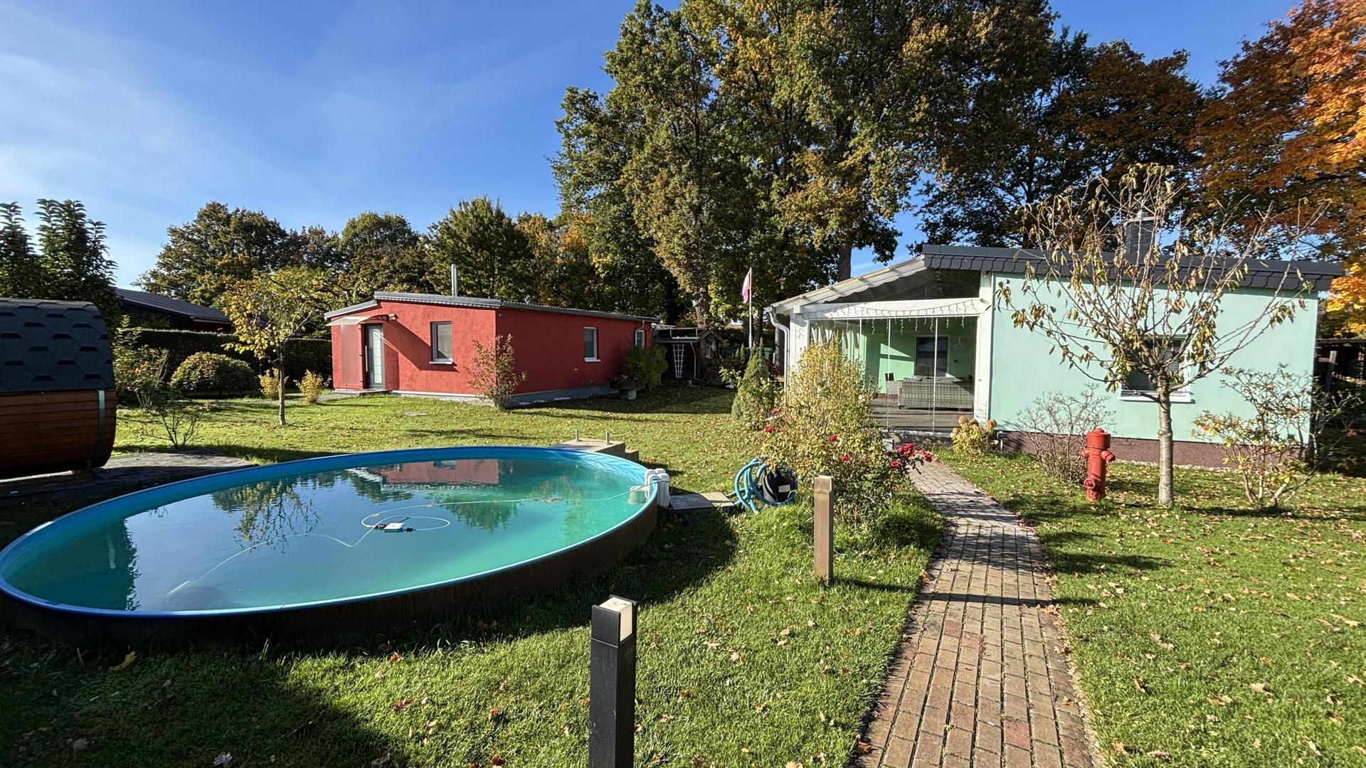 Weg zum grünen Bungalow