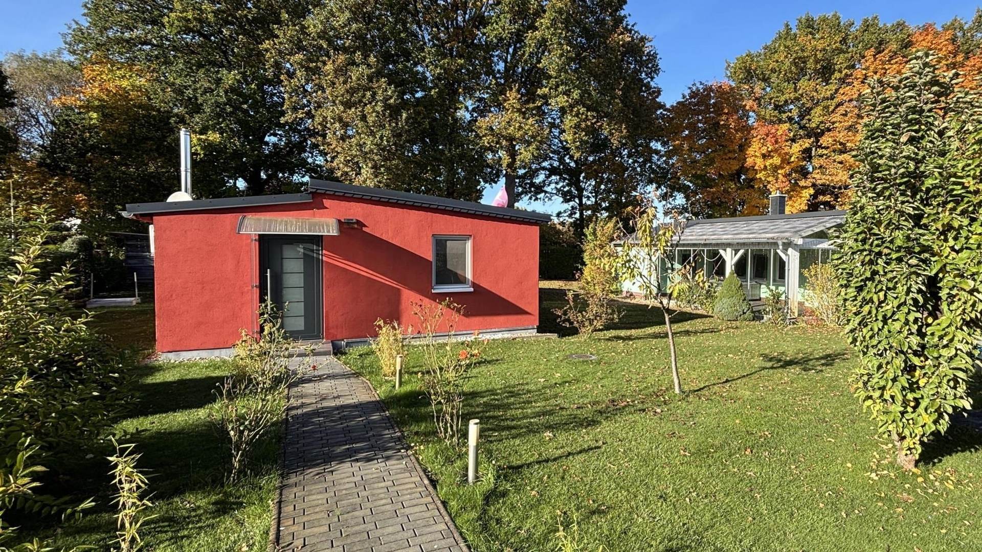 Zugang zum roten Bungalow