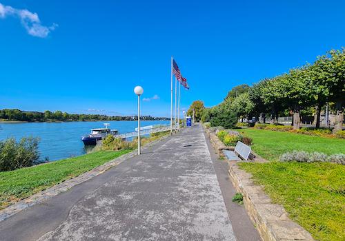 Spaziergänge am Rhein genießen