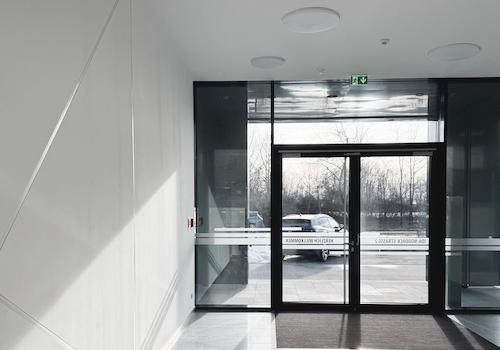 Eingang - Blick nach Aussen