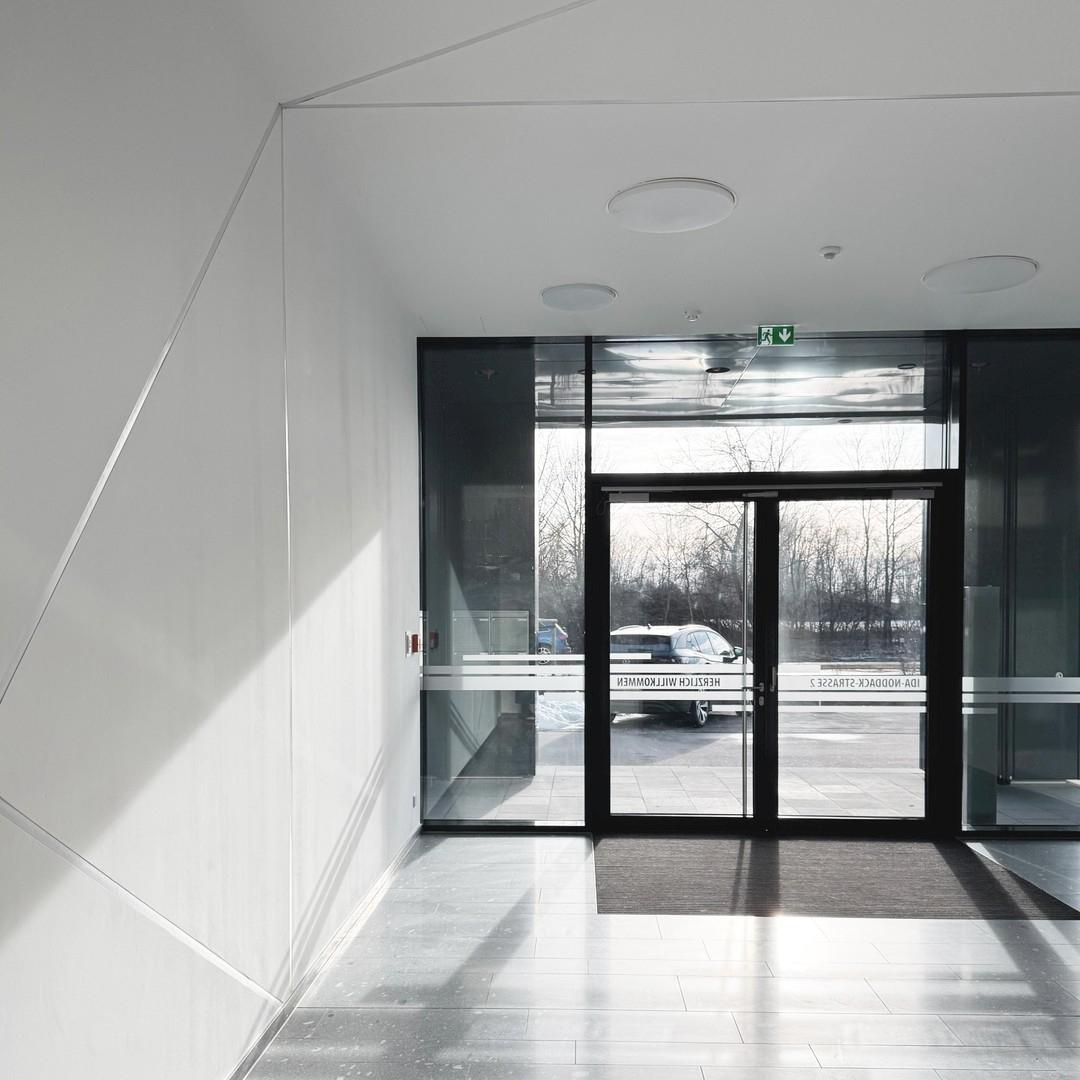 Eingang - Blick nach Aussen