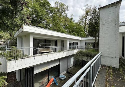 Hinteres Gebäudeteil mit Pool