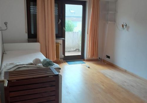 Schlafzimmer mit Zugang zum Ba