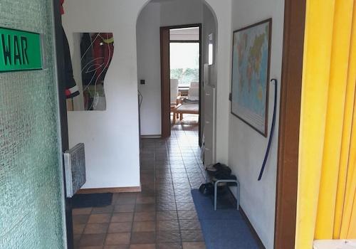 Eingang mit Garderobe links