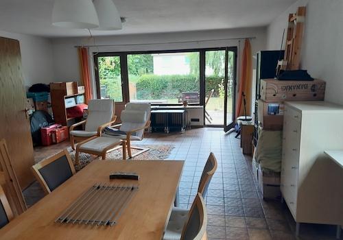 Wohnz. mit Trennw. z. Treppenh