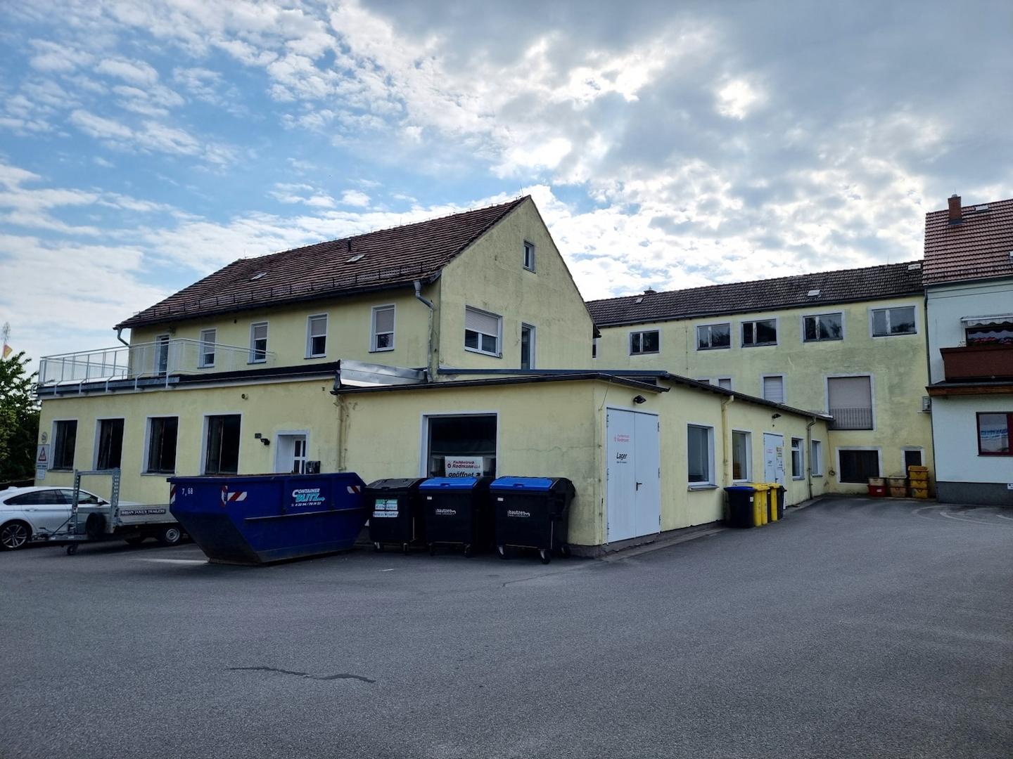 Ansicht vom Parkraum zum hinteren Gebäude