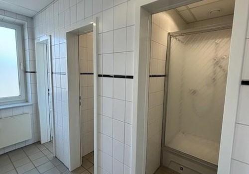 Toilettenräume mit Duschen