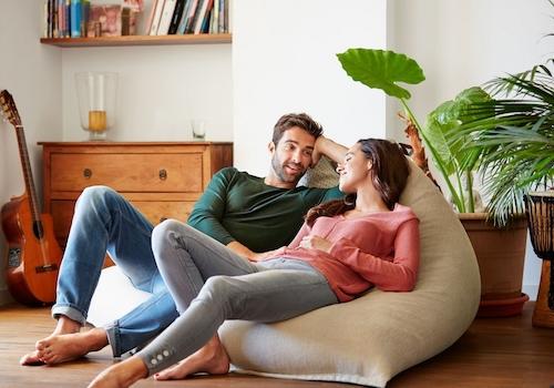 Paar-Mann-Frau-Sitzen-Sitzsack