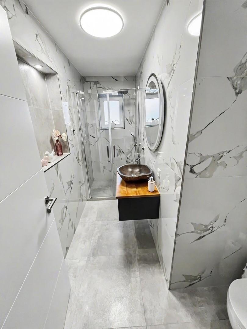 Kleines Bad mit Dusche OG