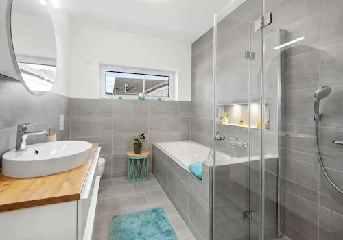 Bad  mit Wanne und Dusche EG