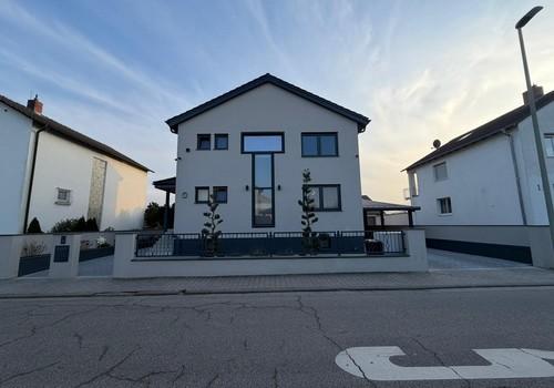 Straßenansicht der Immobilie