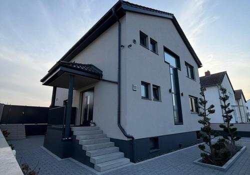 Straßenansicht der Immobilie