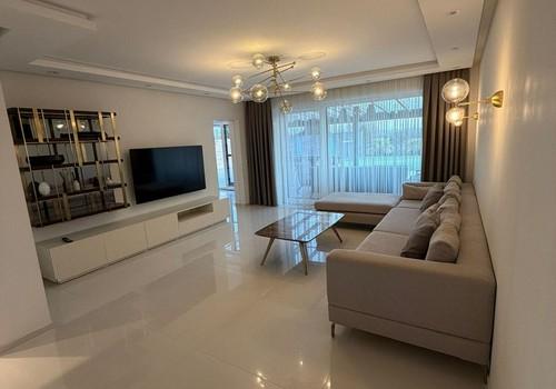 Wohnzimmer mit viel Tageslicht