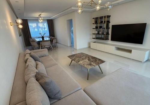 Wohnzimmer mit viel Tageslicht