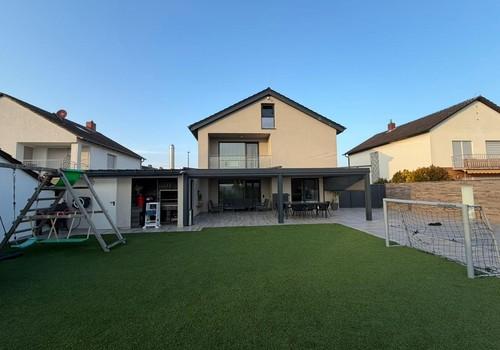 Hausansicht bei Tageslicht