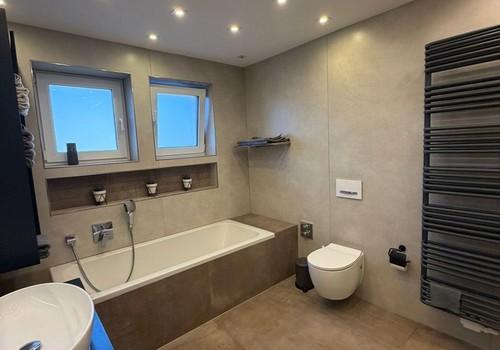 Badezimmer mit Dusche/Badewann