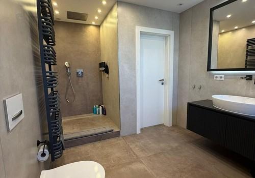 Badezimmer mit Dusche/Badewann