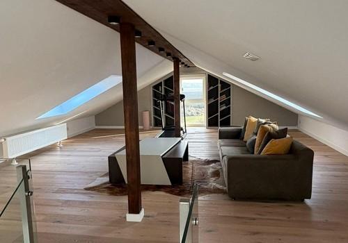 Dachgeschossraum mit gemütlich
