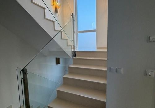 Helle Treppe mit offenem Desig