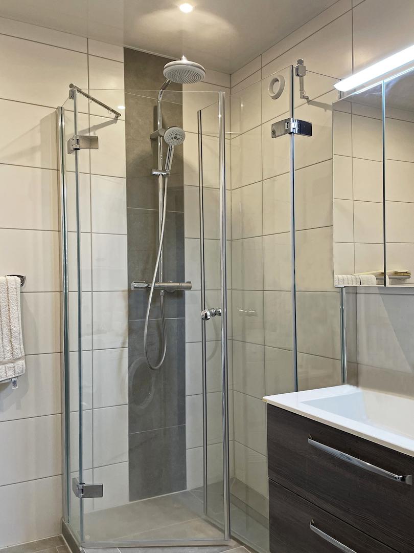 Modernes Duschbad!