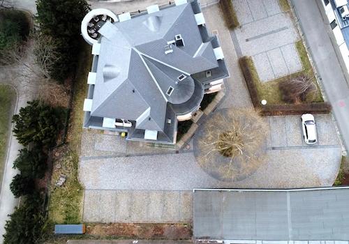 Grundstück m. Parkplätzen