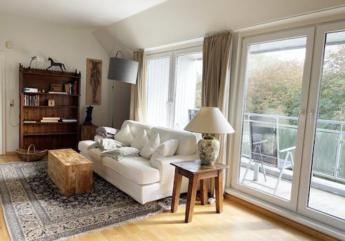 ... mit Echtholzparkett...