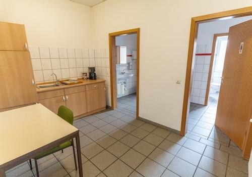 Vorraum mit Einbauküche