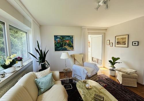 Wohnzimmer mit Zugang Terrasse