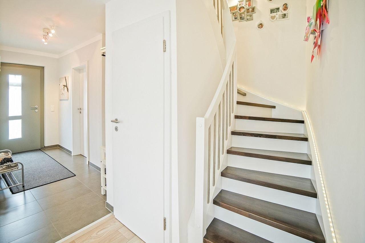 reihenhaus-bauhausstil-flur-treppe--KH-DHH-FD-