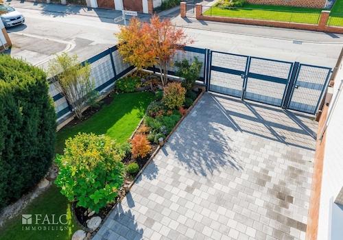 Hoftor - (KI generiert)