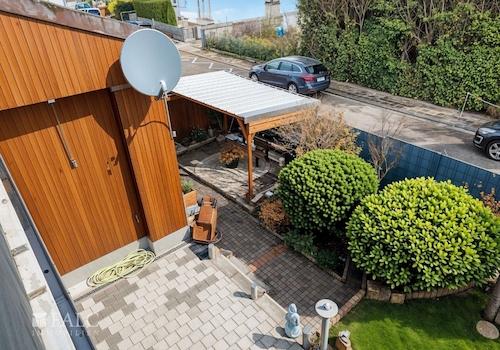 Hof - (KI generiert)