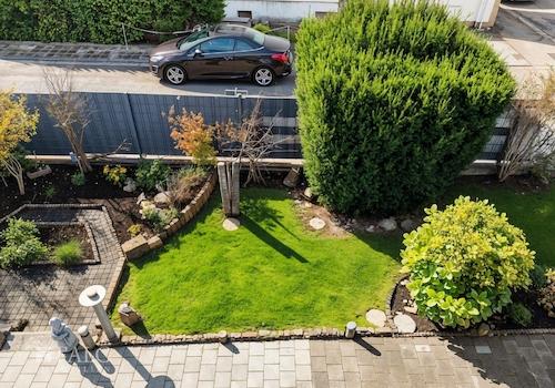 Hof I - (KI generiert)