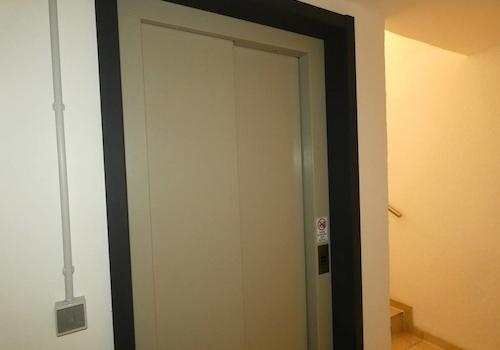 Fahrstuhl / Treppenhaus