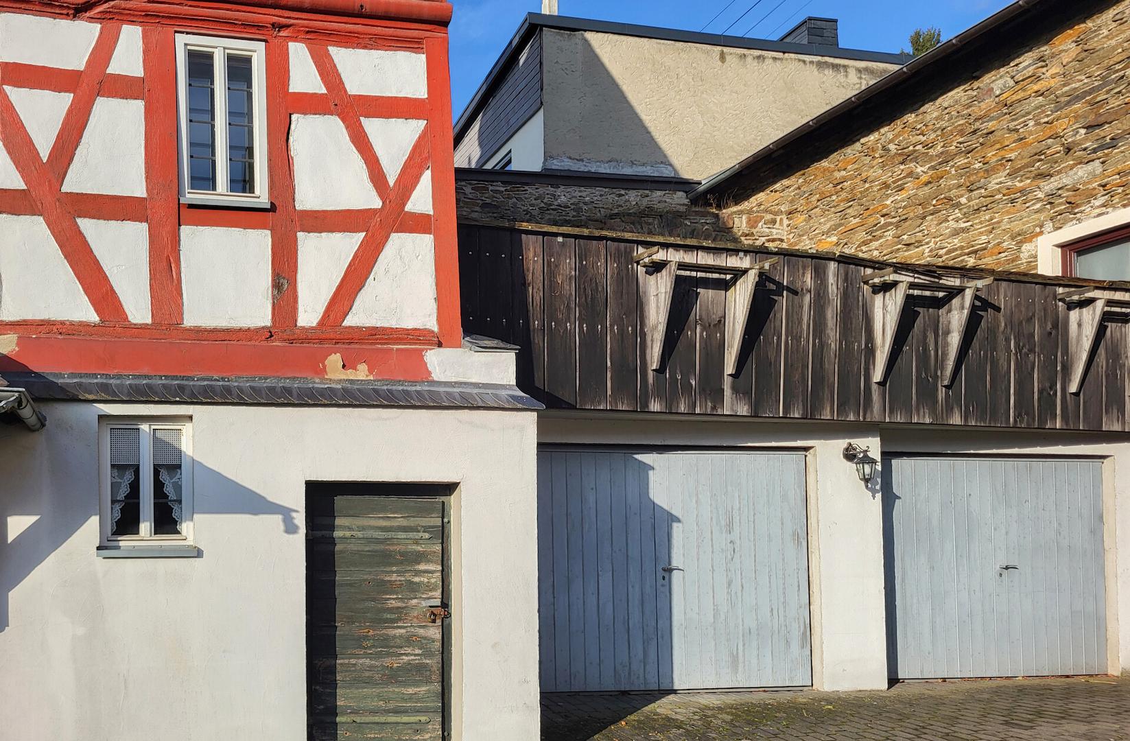 Außenansicht mit Garagen