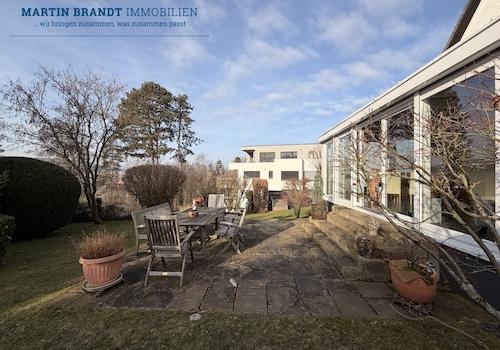 Gartenterrasse vor dem Wintergarten