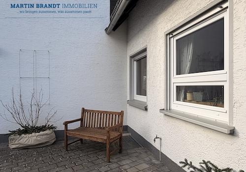 kleine Sitzecke vor dem Haus