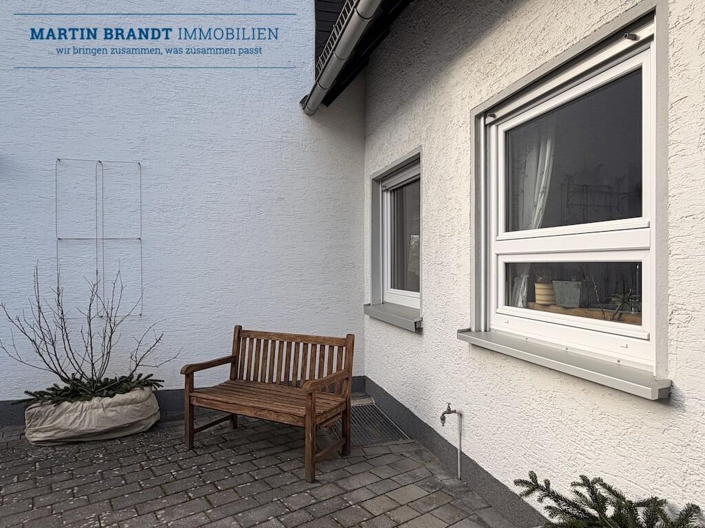 kleine Sitzecke vor dem Haus