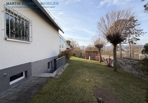 seitlicher Garten mit Kellerzugang 