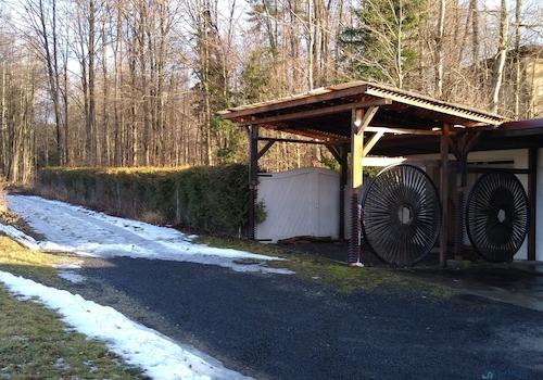 seitliche Garage und Eingang Garten